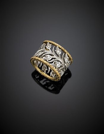 Anello in oro bianco e giallo, rifinito con diamanti, g 16 circa misura 16/56.