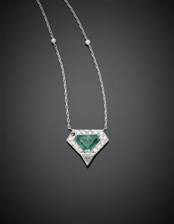Catenina con microperle in oro bianco e smeraldo centrale triangolare di ct. 3