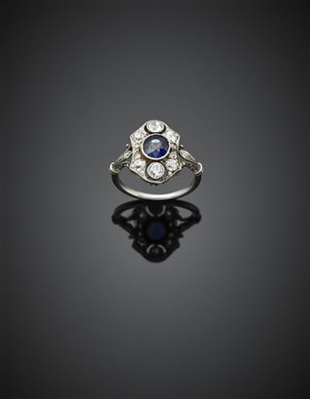 Anello in platino con diamanti rotondi per complessivi ct. 0,90 circa e uno zaf