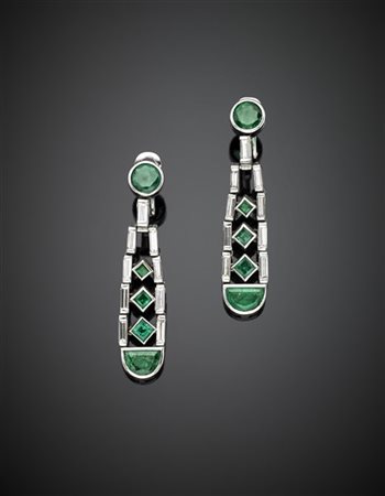 Orecchini pendenti in oro bianco rifiniti con diamanti a baguette per complessi