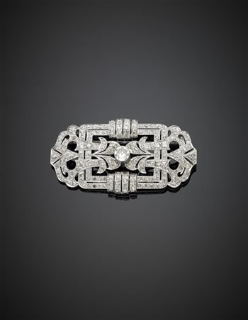 Spilla in platino con diamanti rotondi, il centrale di ct. 0,60 circa, altri di