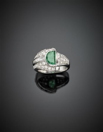 Anello in platino rifinito con diamanti per complessivi ct. 0,80 circa e smeral