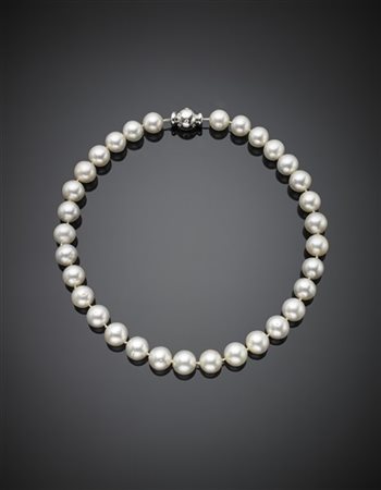Collana di perle dei Mari del Sud di mm 12/13 circa con chiusura in oro bianco