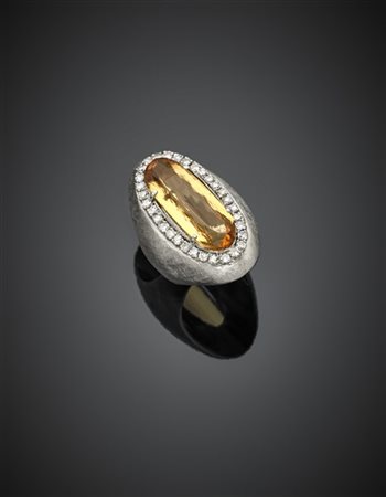 Anello in oro bianco lucido e satinato con topazio ovale di ct. 12 circa rifini