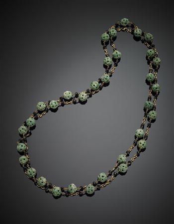 Lunga collana in oro giallo a maglia marinara con distanziatori in granati sfaccettati