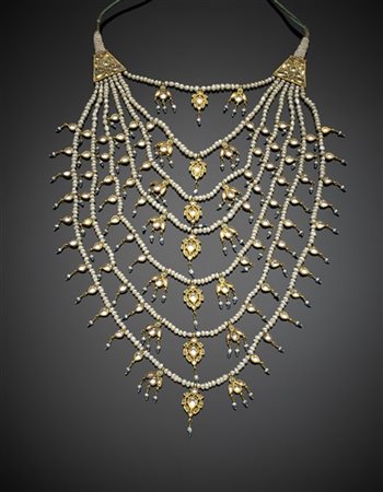 Collana a sette fili scalati di perle bianche, pendenti e distanziatori in oro giallo