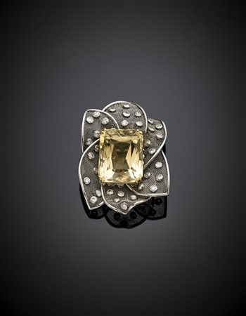 Spilla in oro, platino, diamanti per complessivi ct. 1,50 circa e quarzo citrin