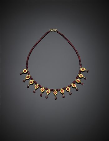 Collier a scalare in boules di spinelli sui toni del rosso, rifinito con frangi