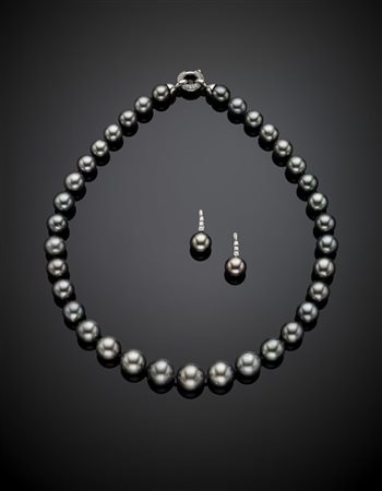 Lotto in oro bianco, perle grigie Tahiti e diamanti composto da collana a scala