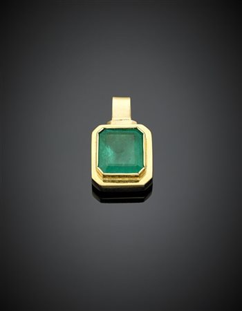 Pendente in oro giallo con smeraldo centrale di ct. 10,80 circa, g 12,90 circa,