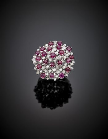 Anello floreale in oro bianco, rubini e diamanti per complessivi ct. 2 circa, g