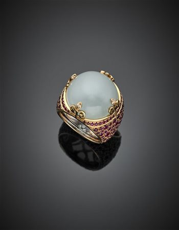 DI GREGORIO
Anello in oro rosa rifinito con rubini e acquamarina rotonda caboch