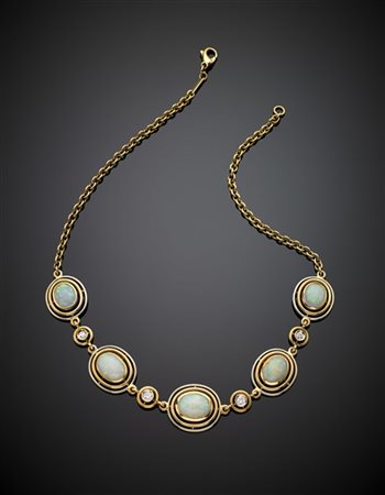 *CUSI  Girocollo in oro giallo e bianco rifinito con cinque opali nobili ovali e diamanti rotondi