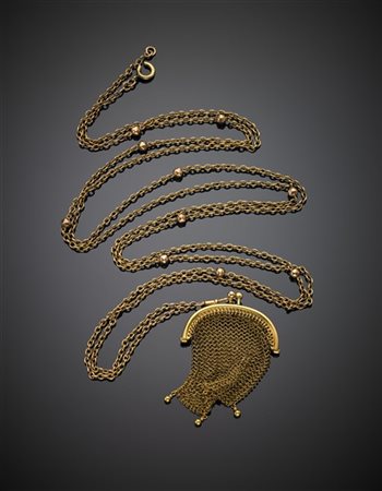 Lunga catena a tenere una borsina a rete