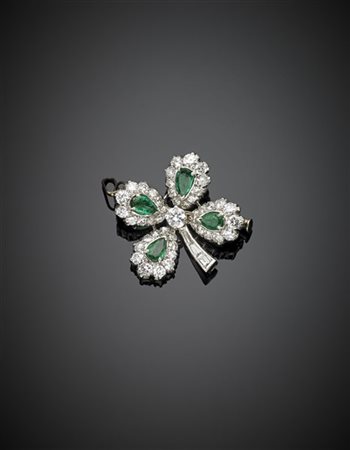 Spilla in oro bianco a guisa di quadrifoglio con diamanti per complessivi ct. 1