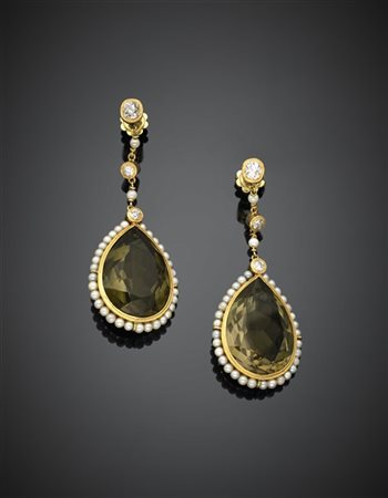 Orecchini pendenti in oro giallo con diamanti per complessivi ct. 1 circa e mic