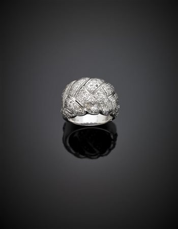 DAMIANI
Anello in oro bianco a treccia con pavé di diamanti, g 15,70 circa misu