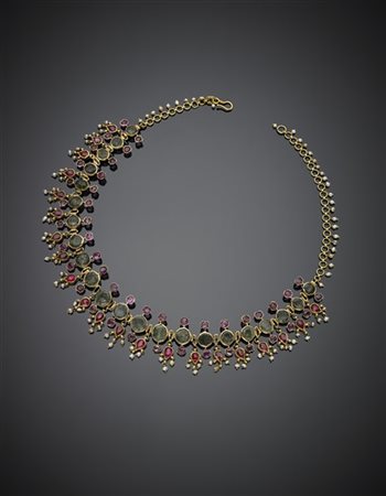 Collier in oro giallo 333/1000 con catenina in oro 750/1000, smeraldi, corindon