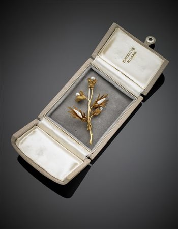 MINOTTO
Broche floreale in oro giallo in parte satinato e perle irregolari, g 1