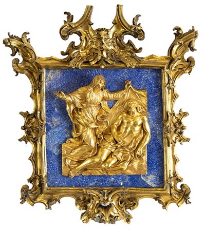Cornice in bronzo cesellato e dorato, a bordo frastagliato con ricco ornato a volute e fregi architettonici; all'interno Compianto di Cristo in bronzo dorato applicato su placca in lapislazzulo, cm. 55x41.