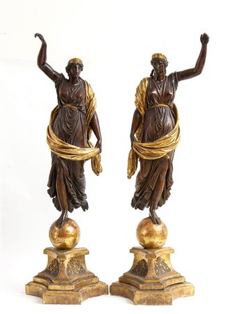 Coppia di sculture raffiguranti Venere su globo