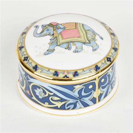 SCATOLA CON COPERCHIO in porcellana, manifattura Wedgwood, decorata a motivi...