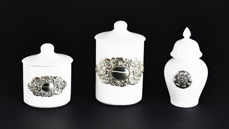 LOTTO DI 3 CONTENITORI IN PORCELLANA BIANCA CON DECORAZIONI IN METALLO...