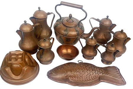 LOTTO COMPOSTO DA 12 OGGETTI IN RAME 2 forme da dolce, 7 caffettiere, 1...