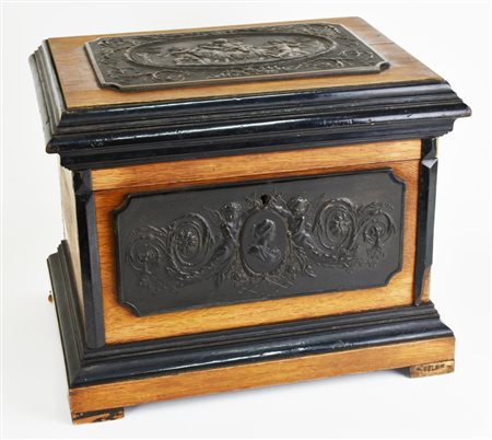 Piccolo Cofano in quercia con parti ebanizzate e placche in gommalacca sec....