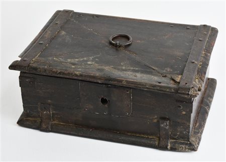 Piccolo Forziere in legno dolce a patina scura con rinforzi in ferro, piccolo...