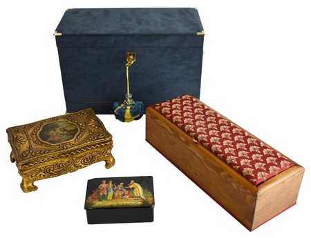 Lotto di 4 Scatole la prima in stile '700 in legno dorato, una in lacca nera...