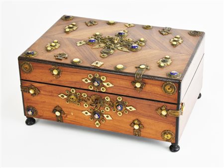 Cofanetto in boise de rose, con applicazioni in bronzo dorato, porcellana e...