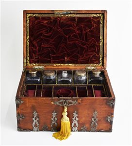 ARGENTI, CRISTALLI E COMPLEMENTI D’ARREDO