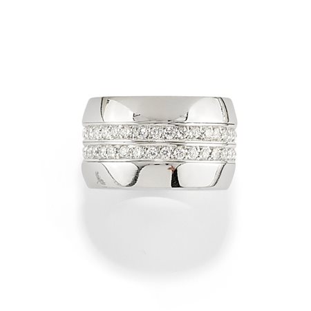 Anello in oro bianco 18K e diamanti taglio brillante