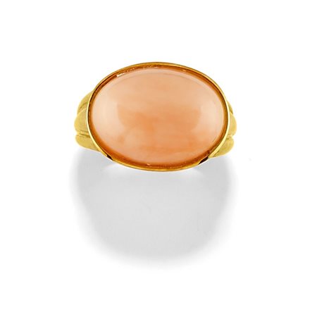 Anello in oro giallo 18K e corallo rosa taglio ovale cabochon