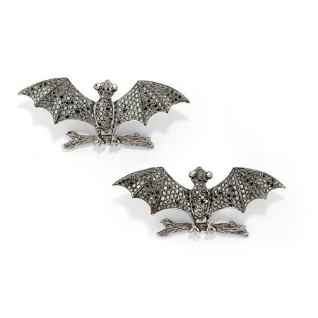 Coppia di spille in oro bianco brunito 18K e diamanti neri taglio rotondo ct 7,00