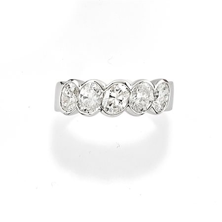Anello in oro bianco 18K e diamanti taglio ovale ct 1,50