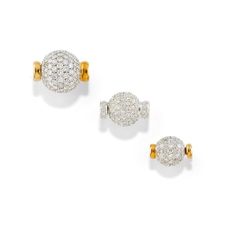 Tre chiusure per collana in oro bicolore 18K e diamanti taglio brillante