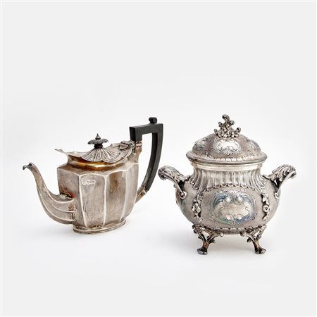 Lotto di argenti composto da una zuccheriera Italia XX secolo e una teiera Inghilterra