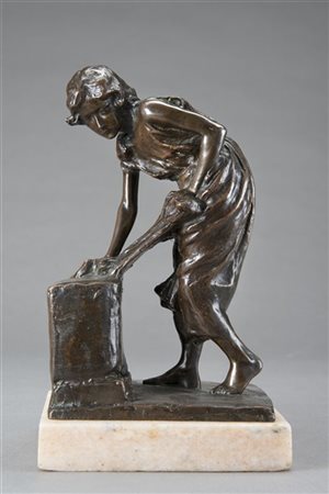 Cesare Ravasco "Lavandaia" 
scultura in bronzo (h cm 19) poggiante su base in ma