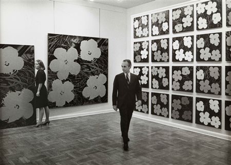 UGO MULAS Leo Castelli nella sua galleria di New York con l'esposizione di...