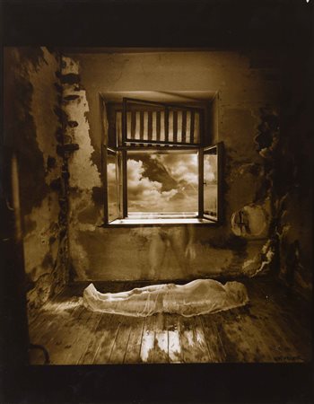 JAN SAUDEK Uomo sul pavimento 1980 circa stampa alla gelatina sali d argento...