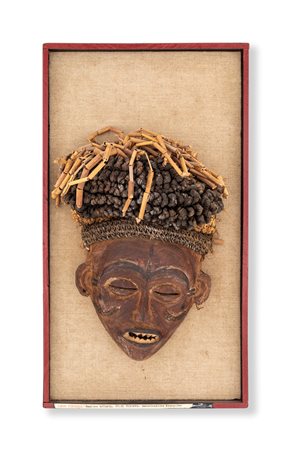 Maschera antropomorfa in legno, Congo Kinshasa, regione Katanga, tribù Tshokwe, denominazione Mwana-Pwo