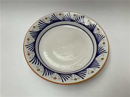 Manifattura di Faenza,
piatto in ceramica dipinta a bordo alto con tesa a decor
