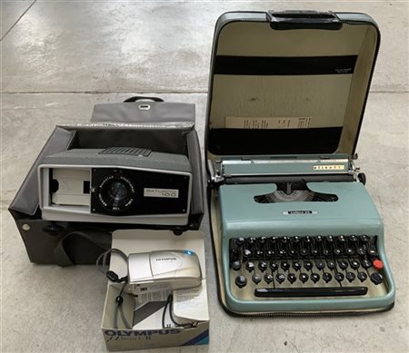 Lotto composto da una macchina per scrivere Olivetti Lettera 22, un proiettore