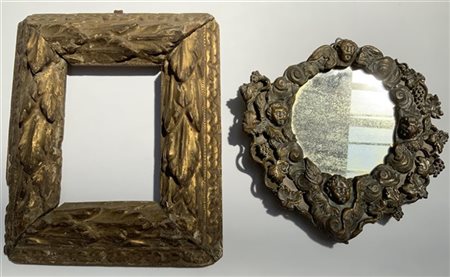 Lotto composto da uno specchietto con cornice in metallo sbalzato e una cornice