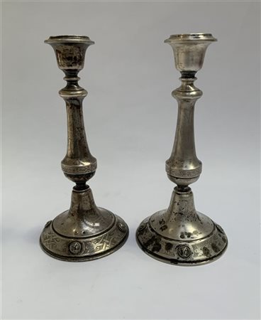 Coppia di candelieri in argento con fasce incise a motivi floreali stilizzati e