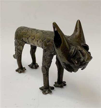 Drago in bronzo in stile arcaicizzante
Cina, sec. XX 
(l. cm 25)