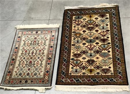 Lotto di due tappeti orientali decorati con motivi caucasici nei toni pastello.