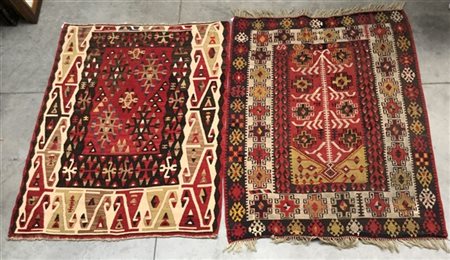 Lotto di due tappeti Kilim, Anatolia secolo XX.
il più grande cm 132x96